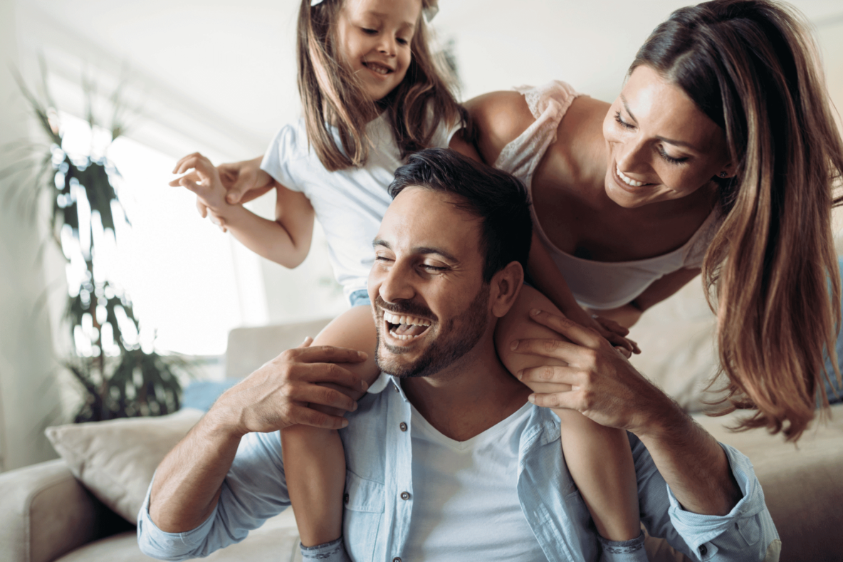 famille avec enfant sereine dans sa maison