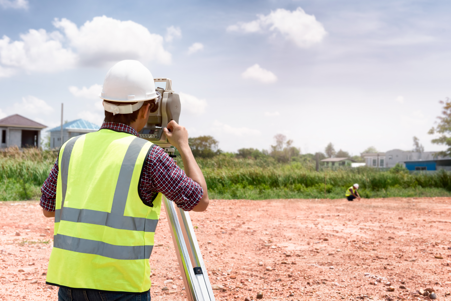 geometre qui analyse un terrain
