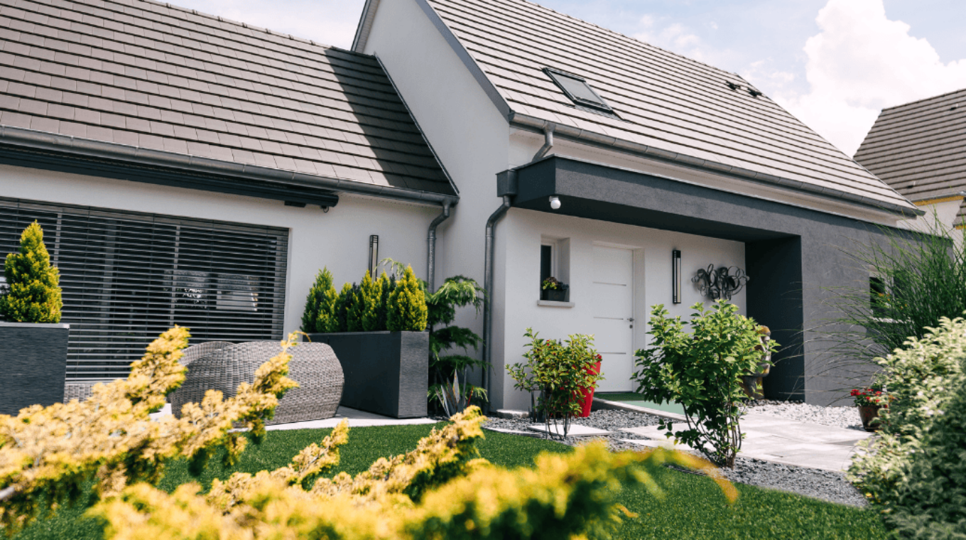 maison moderne toit avec deux pans avec entree design