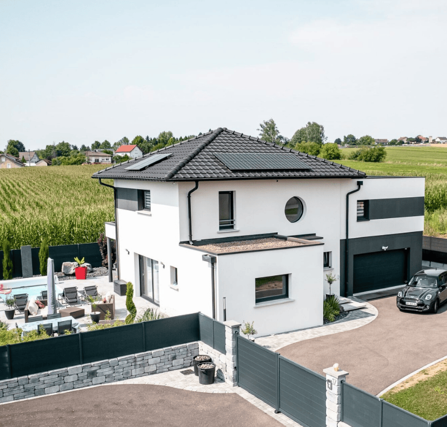 maison moderne toit plat et panneaux solaires