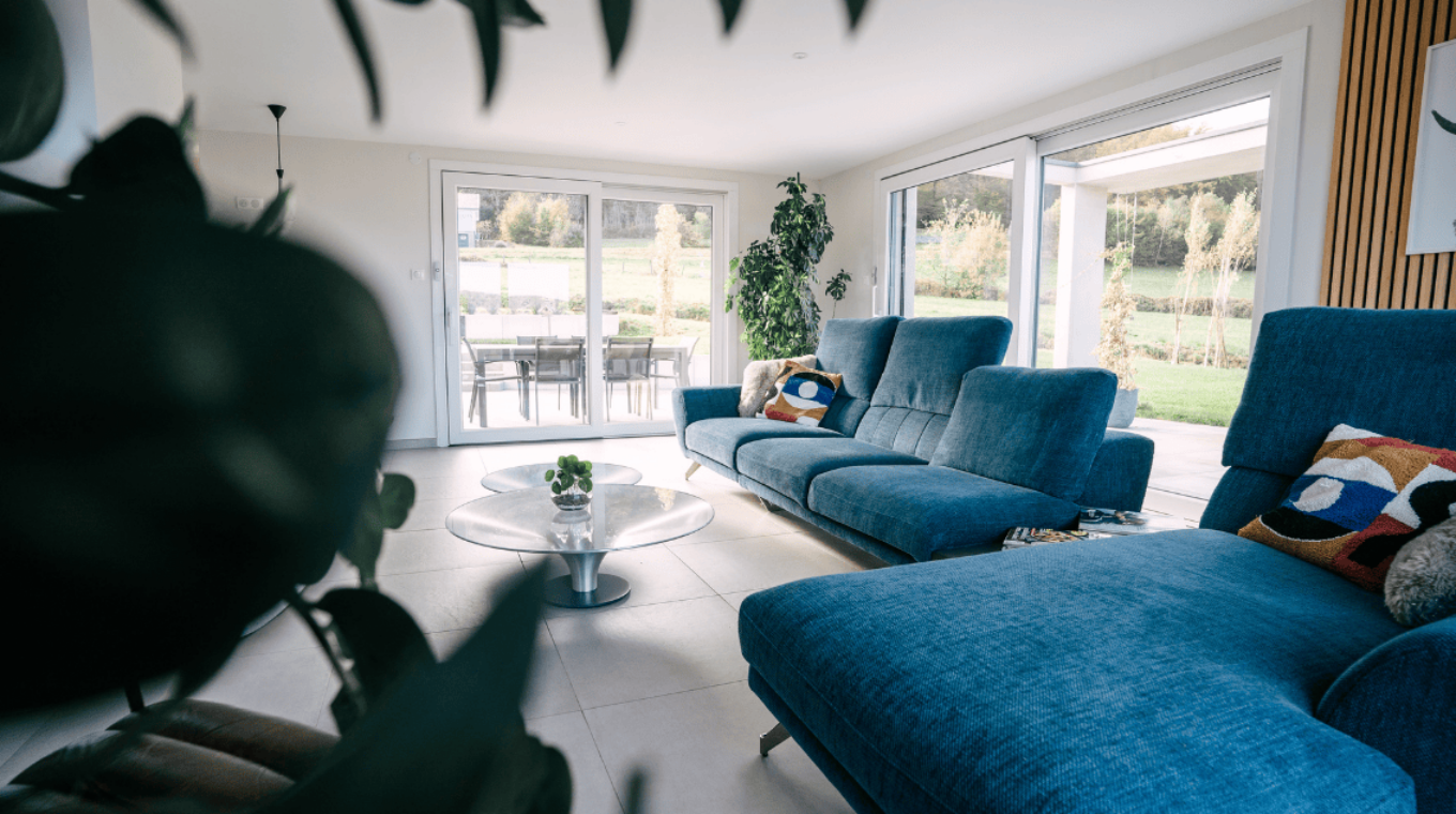 salon design avec baies vitrees et lumiere naturelle