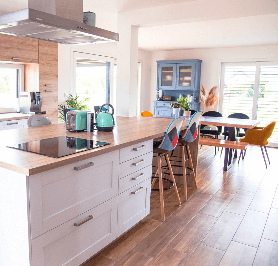 cuisine lumineuse avec parquet et acces jardin