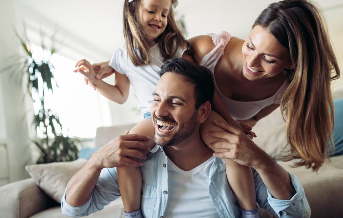 famille heureuse d etre dans une maison saine