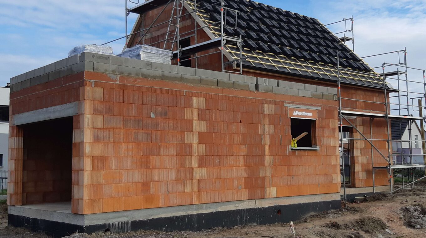 gros oeuvre pose des tuiles chantier maison neuve