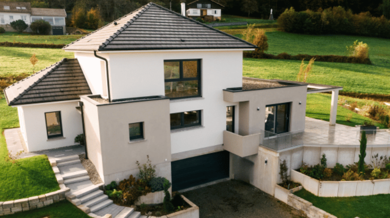maison design sur terrain en pente