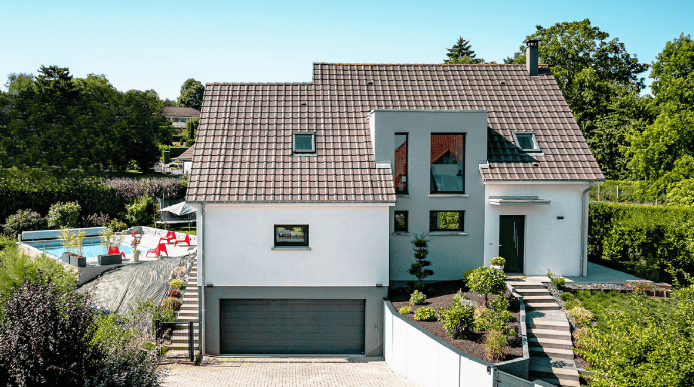 maison moderne toit deux pans piscine