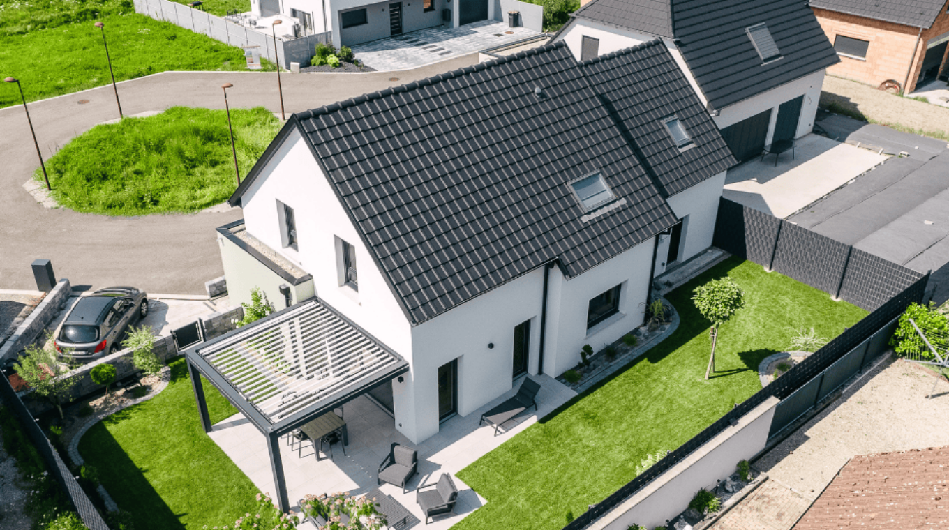 maison moderne toiture traditionnelle avec pergola