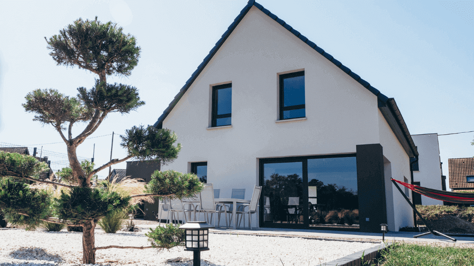 maison moderne avec jardin
