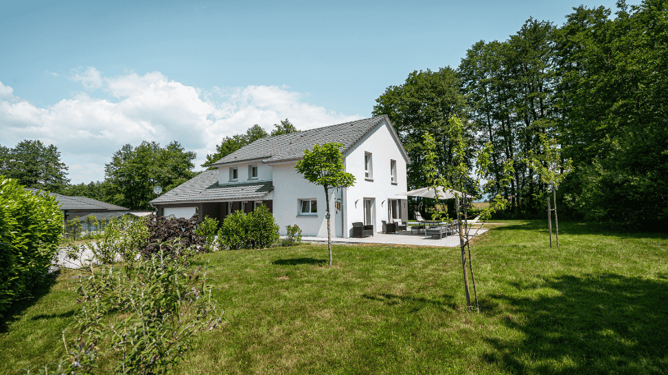 maison moderne avec espace nature