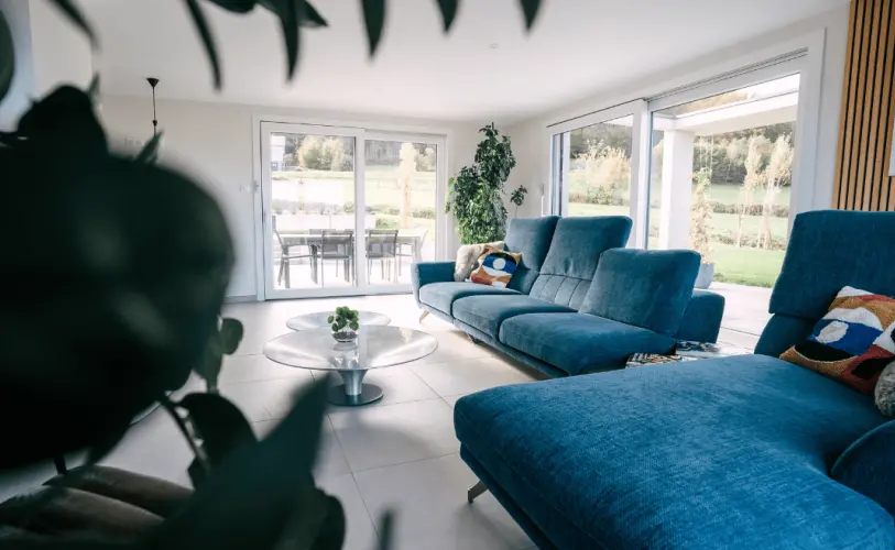 salon design avec baies vitrees et lumiere naturelle