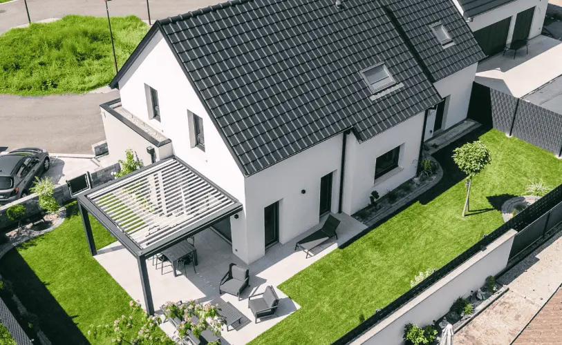 maison contemporaine toit deux pans avec pergola