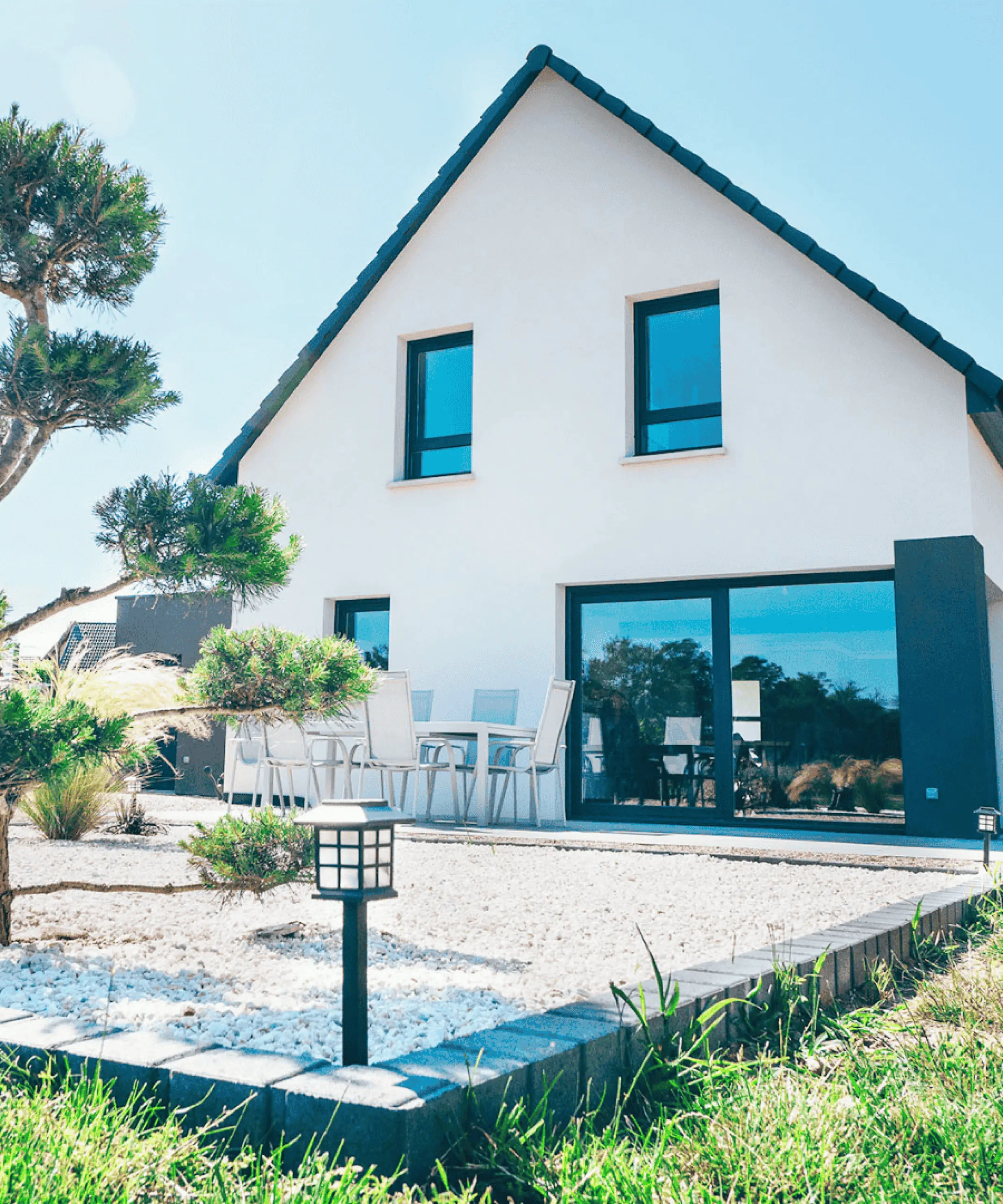 maison moderne avec baies vitrees et grand jardin et baies vitrees