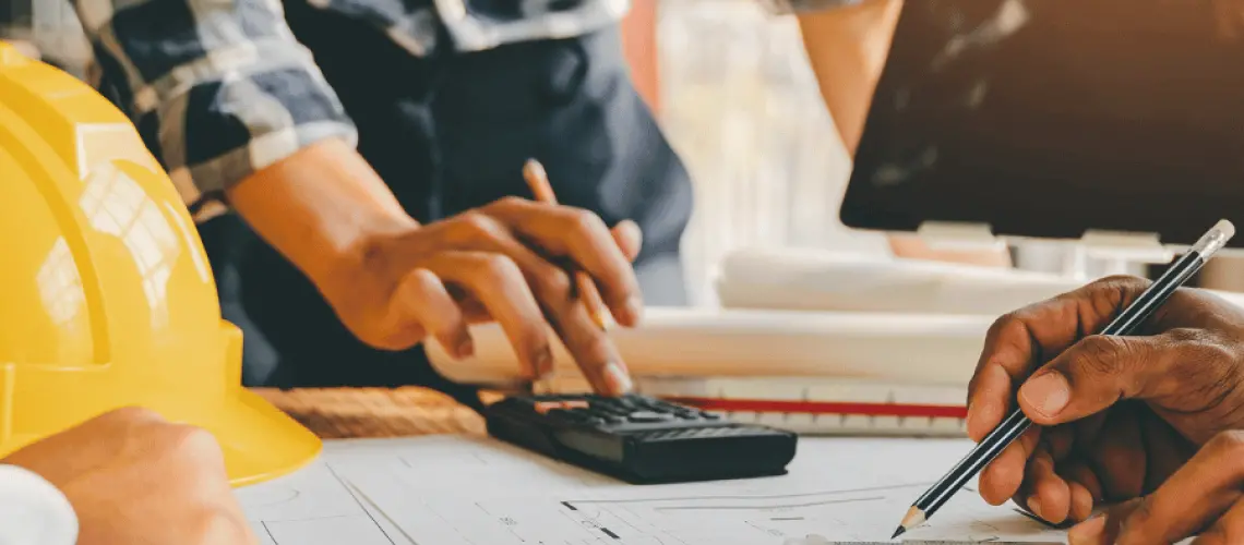artisans qui travaillent sur la construction d une maison