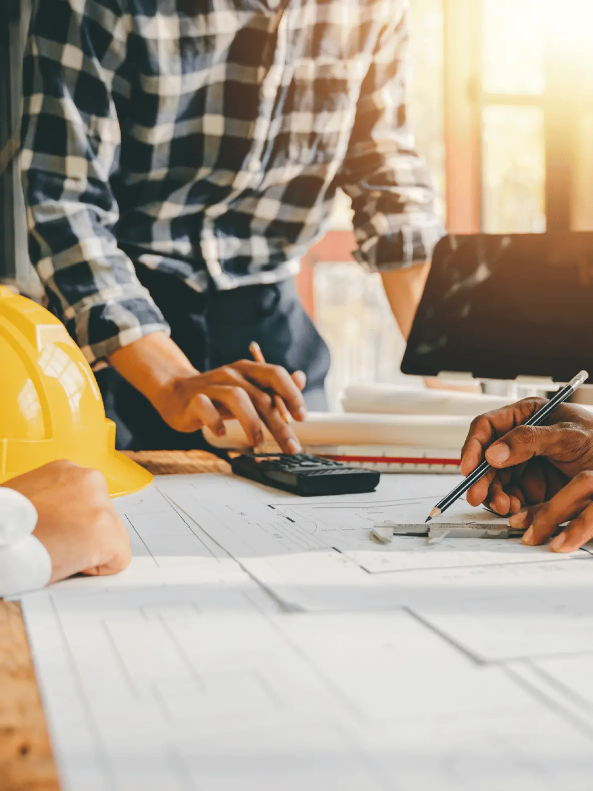 artisans qui travaillent sur la construction d une maison