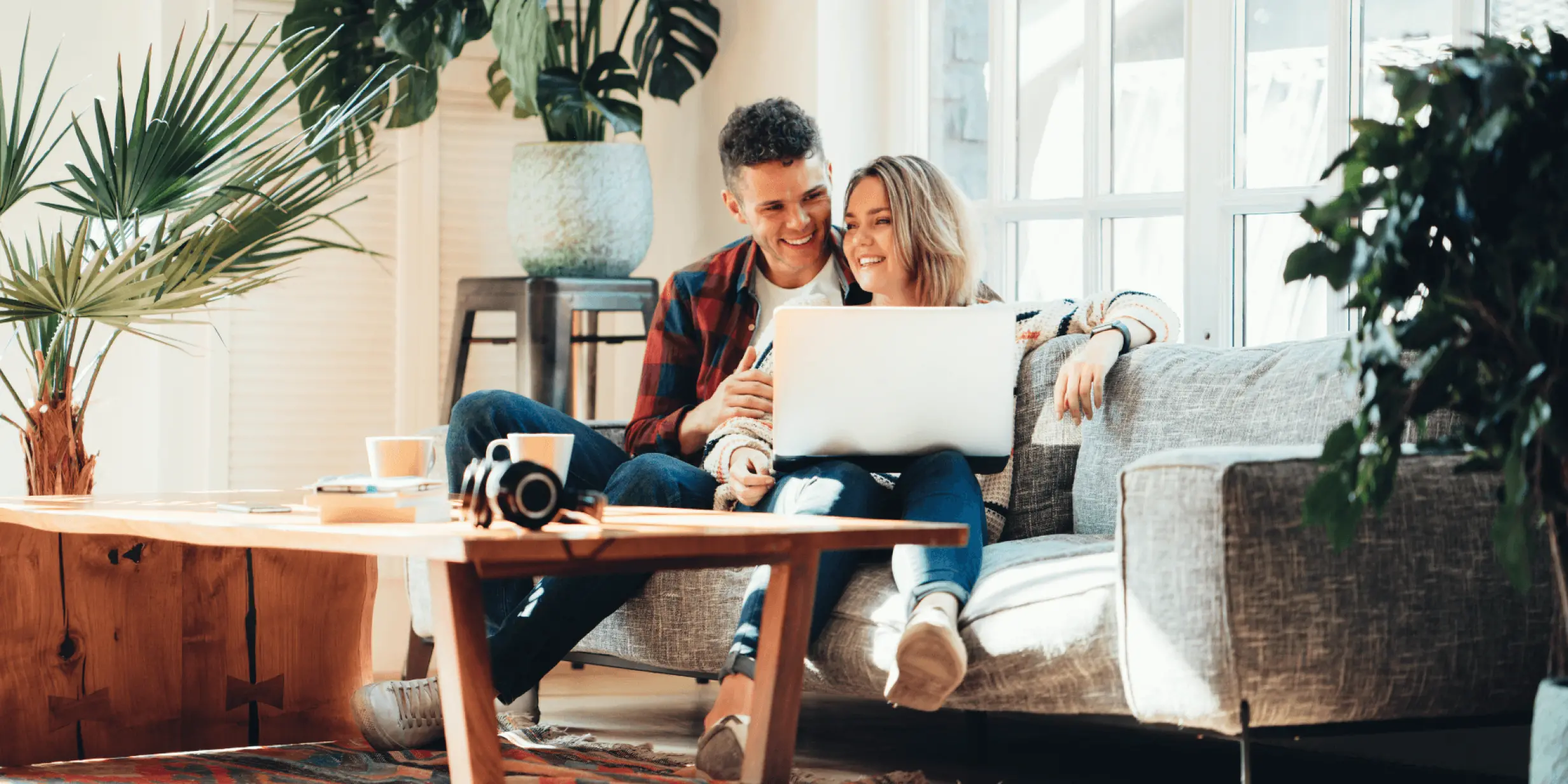 couple qui discute devant un ordinateur