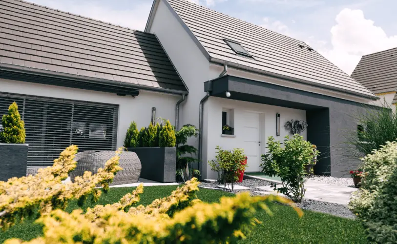 maison moderne toit avec deux pans avec entree design