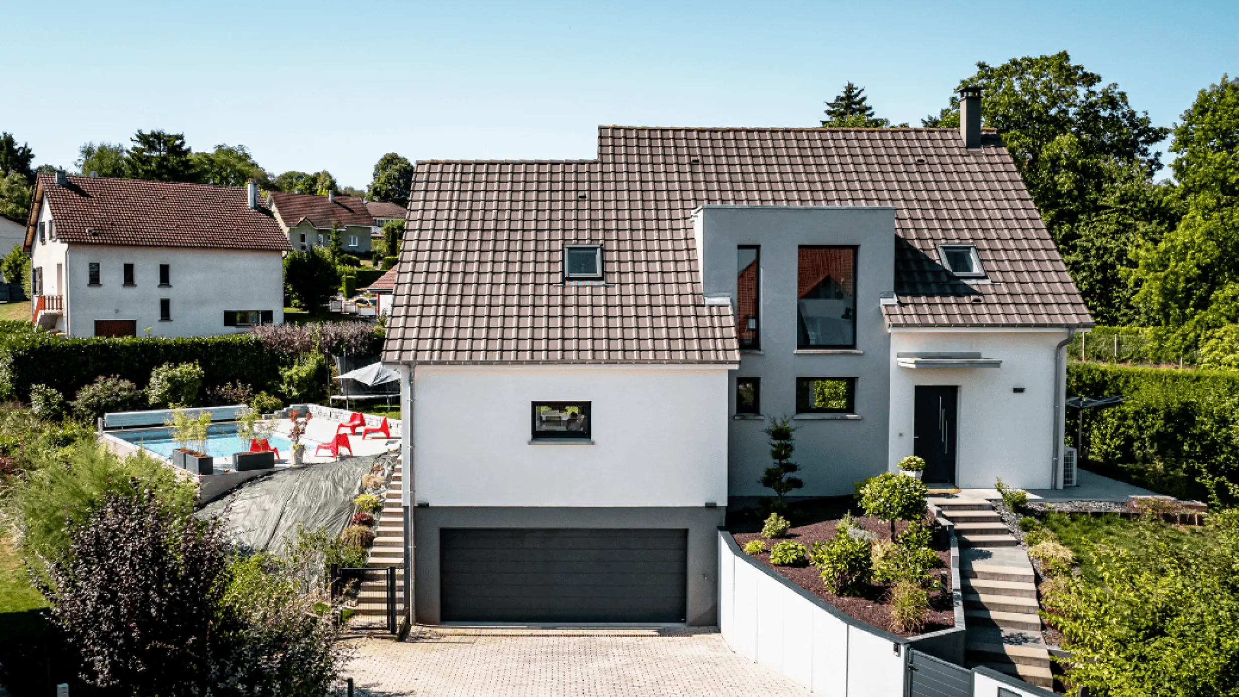 maison contemporaine toit deux pans et piscine garage