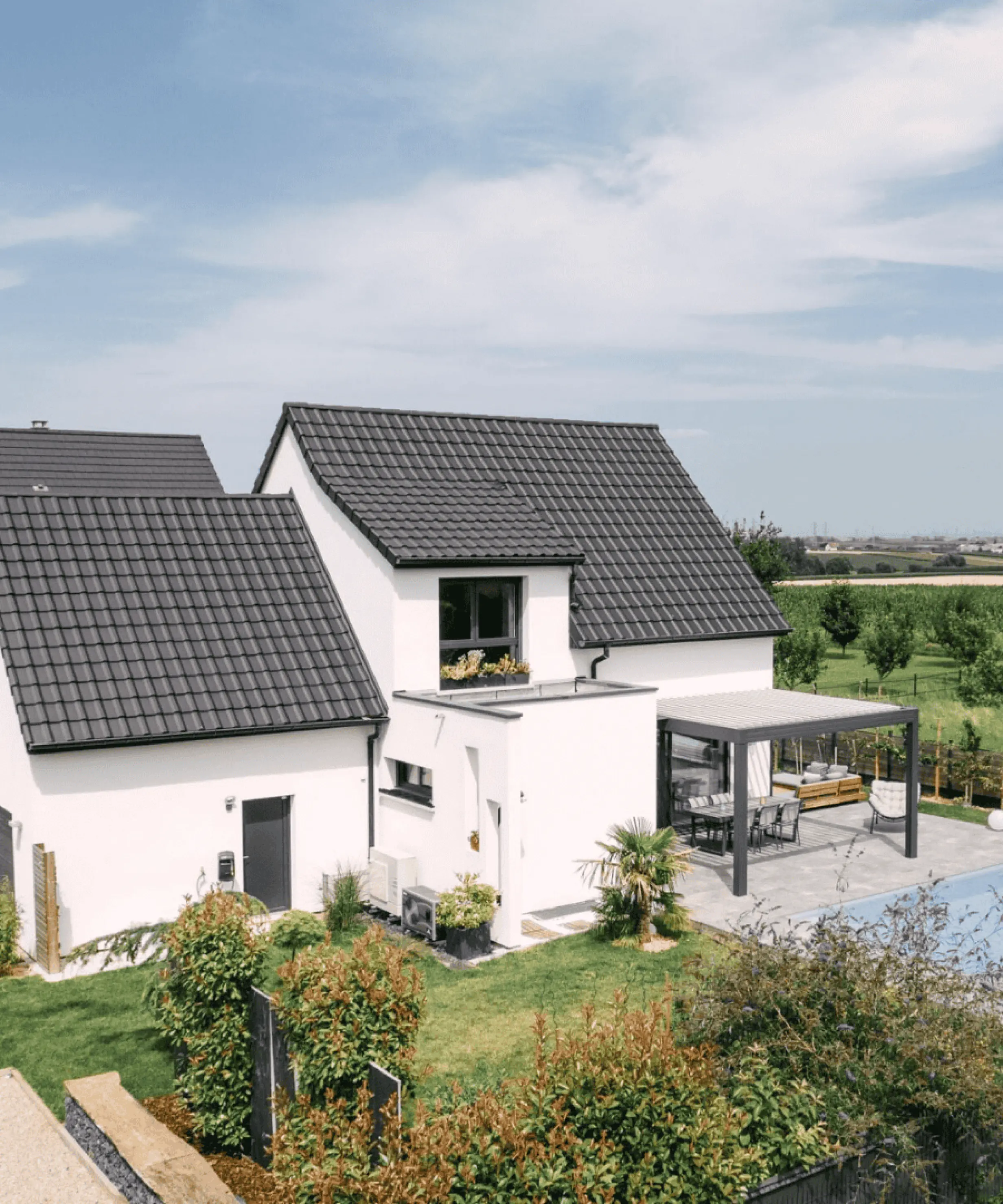 maison moderne toit deux pans avec pergola