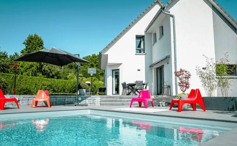 maison moderne avec zoom sur piscine