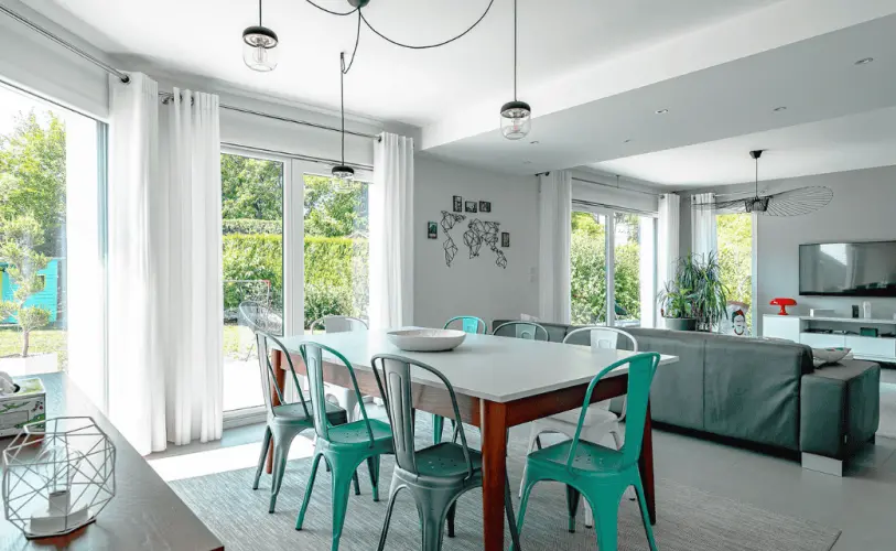 salon moderne et lumineux