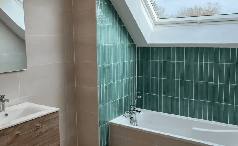 finitions salle de bains meuble vasque et baignoire sous pente