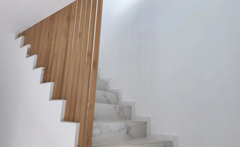 rambarde escalier bois et marbre