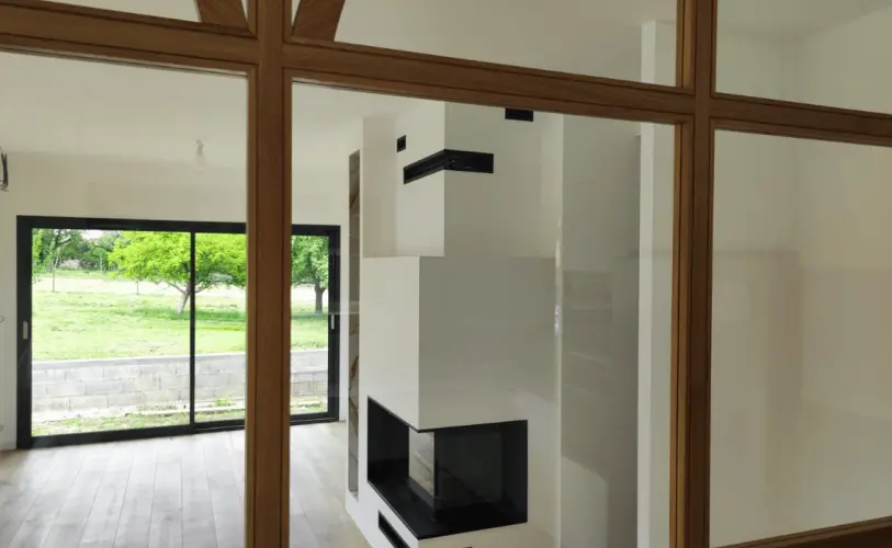 verriere bois et verre piece de vie avec cheminee