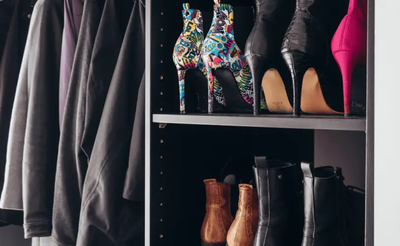 dressing avec chaussures et manteaux