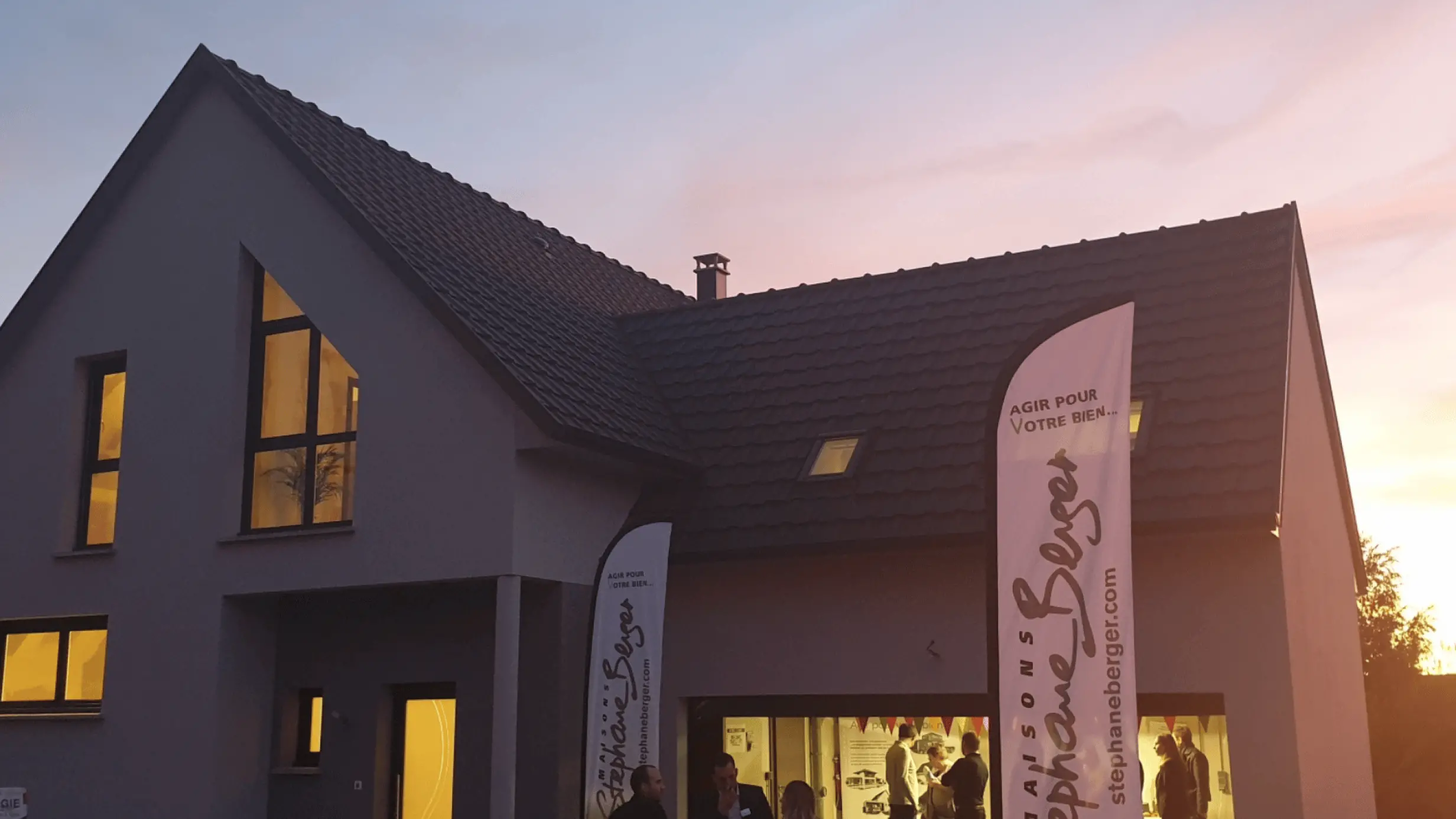 evenement dans une maison moderne a toiture deux pans