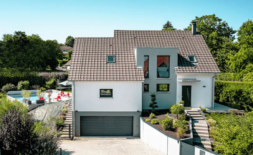 maison moderne toit deux pans piscine