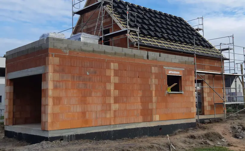 gros oeuvre pose des tuiles chantier maison neuve