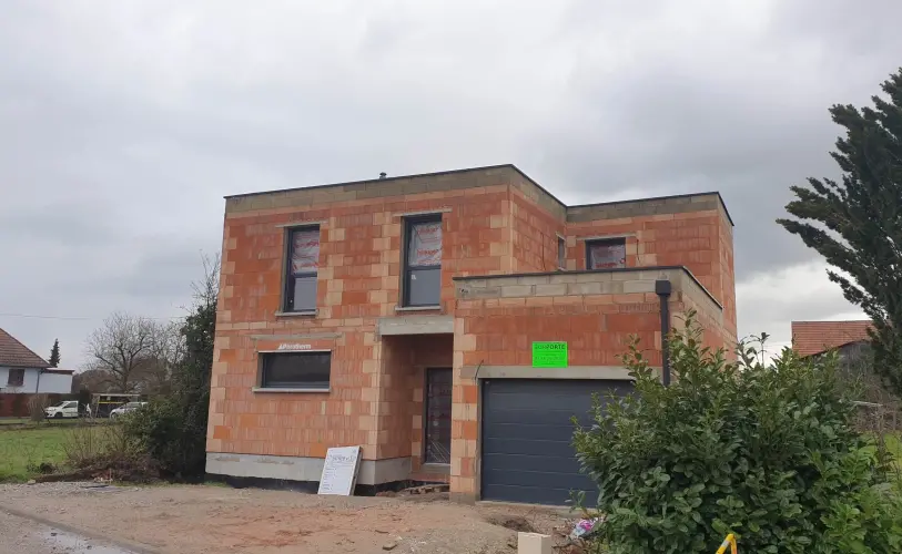 maison neuve clos et couvert avec fenetres et menuiseries exterieures