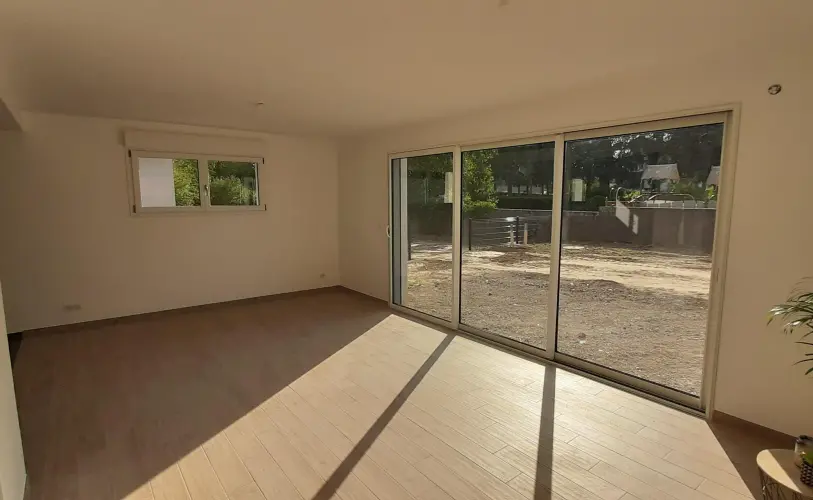 piece de vie lumineuse avec parquet