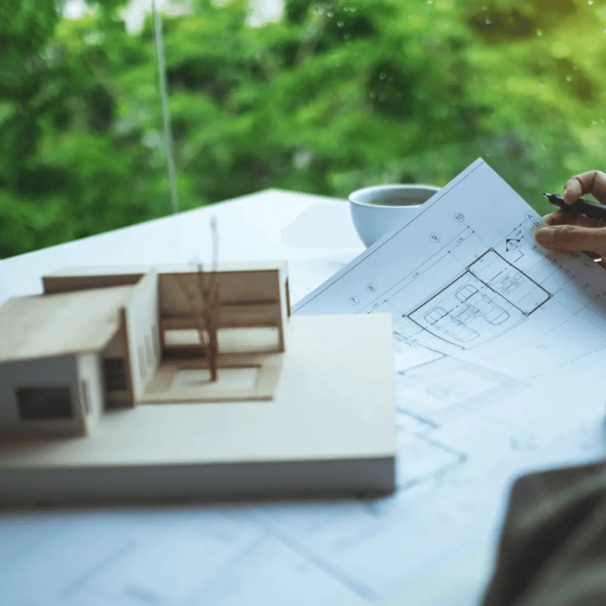 concepteur architectural qui regarde un plan