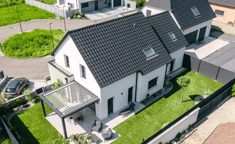 maison moderne toiture traditionnelle avec pergola