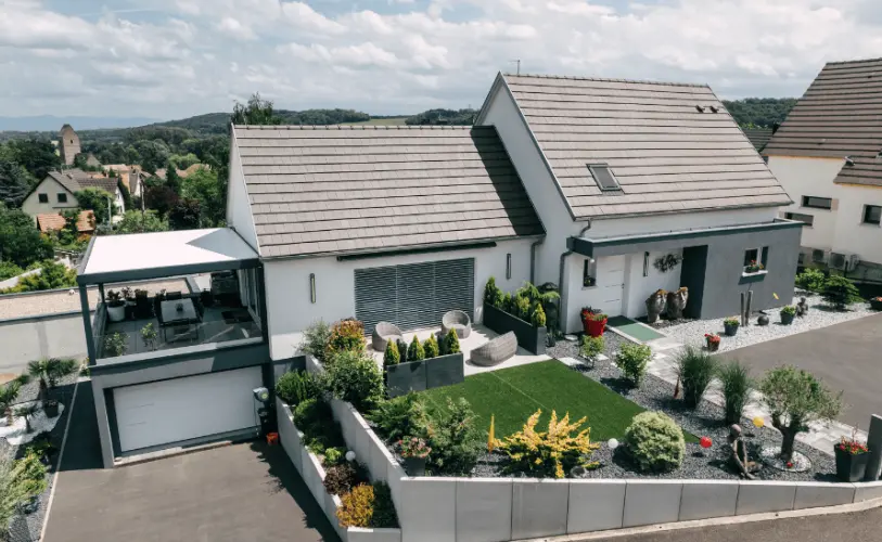 maison contemporaine double toiture et garage
