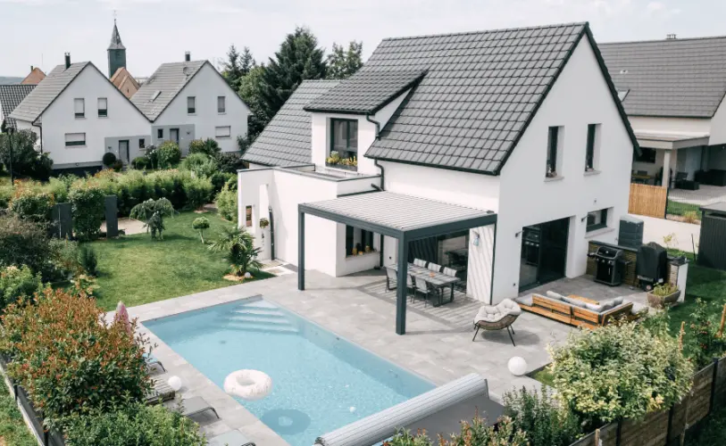 maison moderne double toiture pergola et piscine