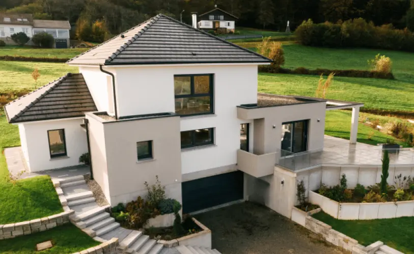 maison design sur terrain en pente