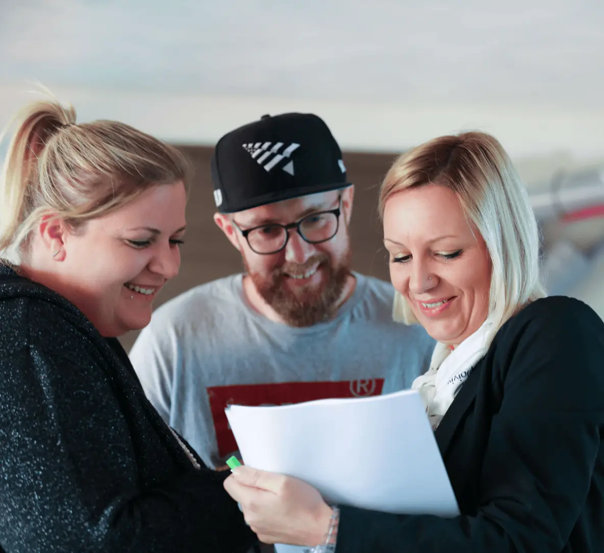 visiteurs qui discutent avec responsable projet