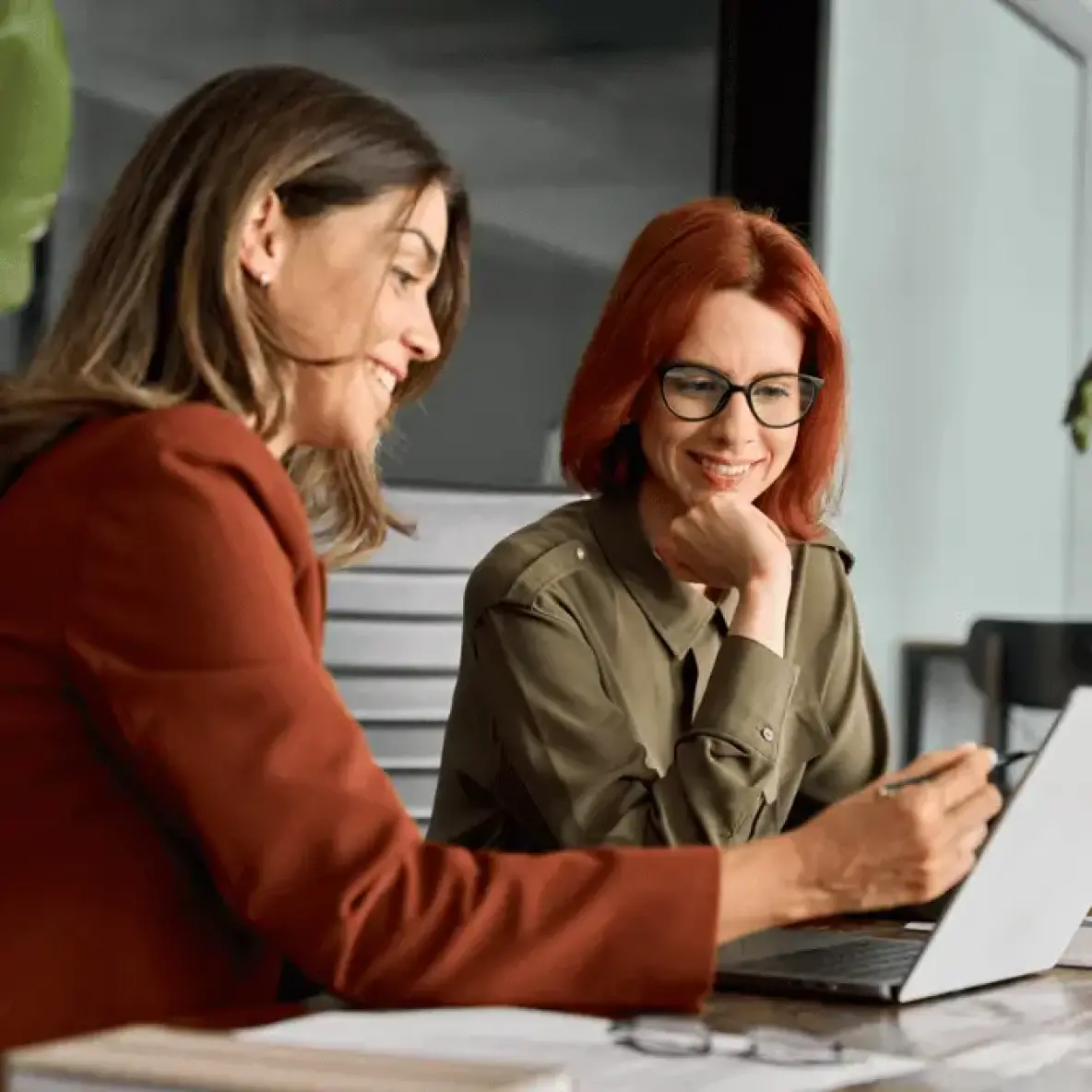 Deux conseillères discutent d’un projet de construction de maison individuelle en Alsace