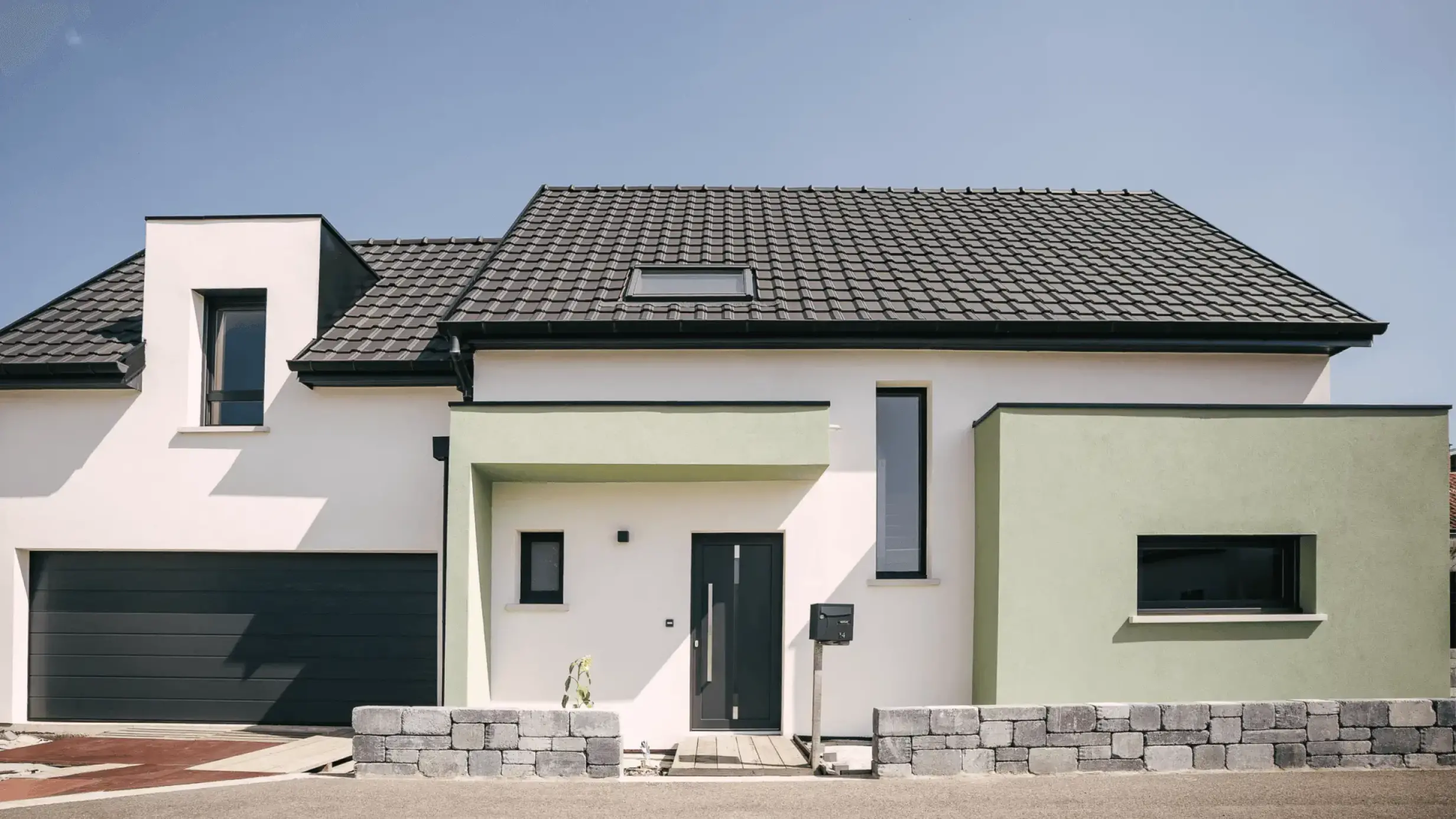 Façade d'une maison contemporaine conçue par Stéphane Berger, avec architecture moderne et finitions soignées.