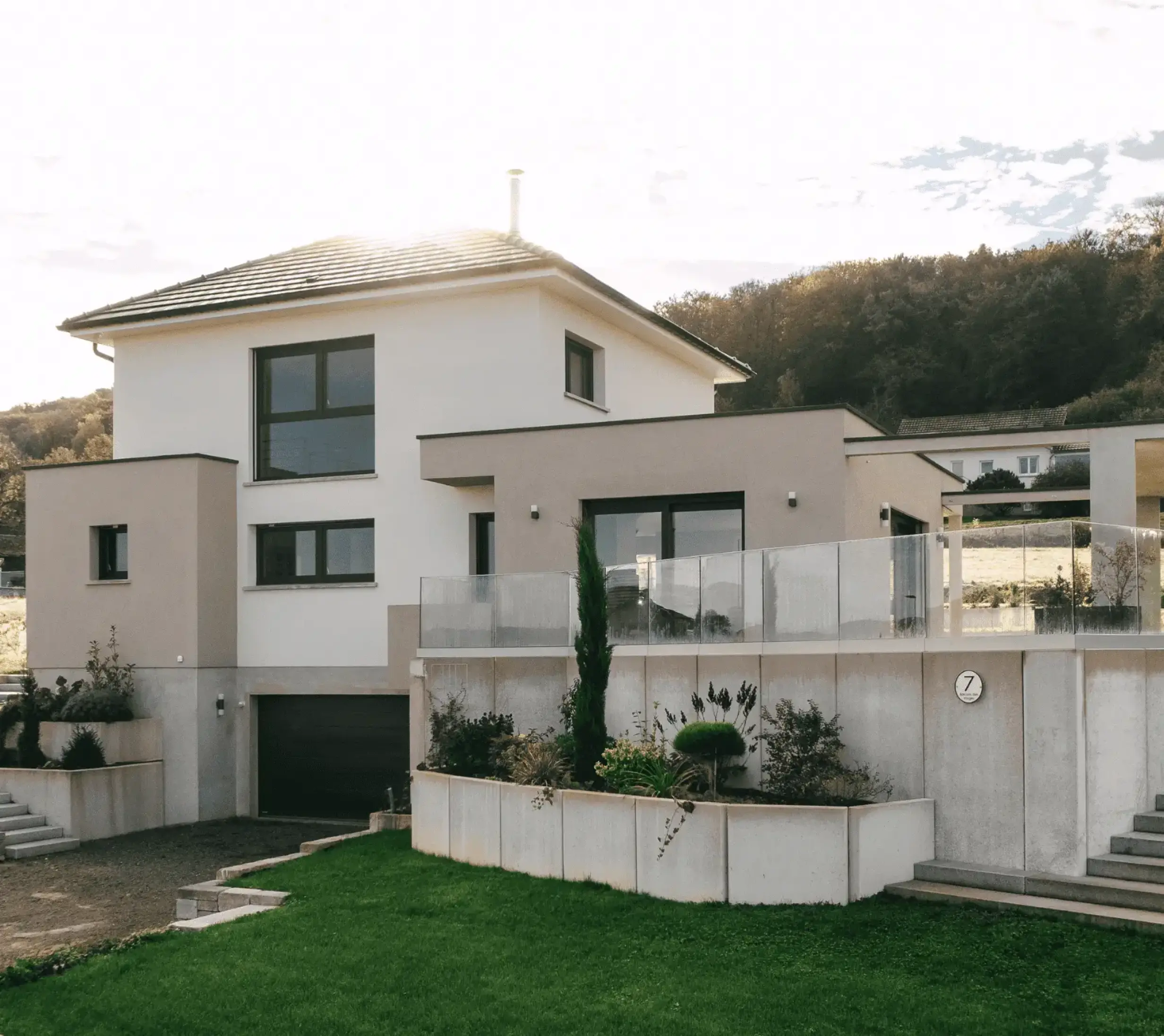 Maison contemporaine à toit plat avec terrasse et lignes architecturales affirmées.