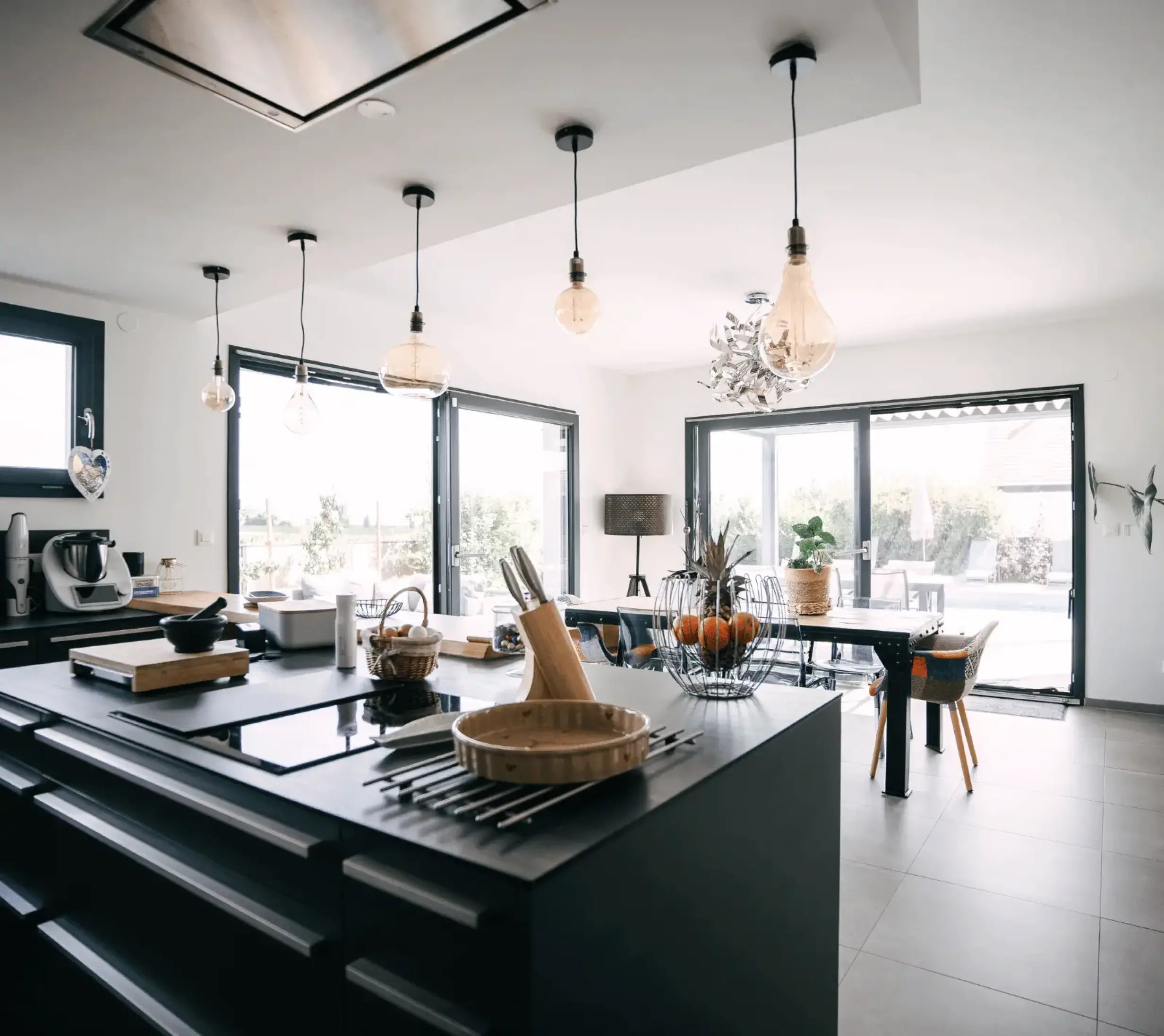 Cuisine ouverte et salle à manger avec vue sur le jardin