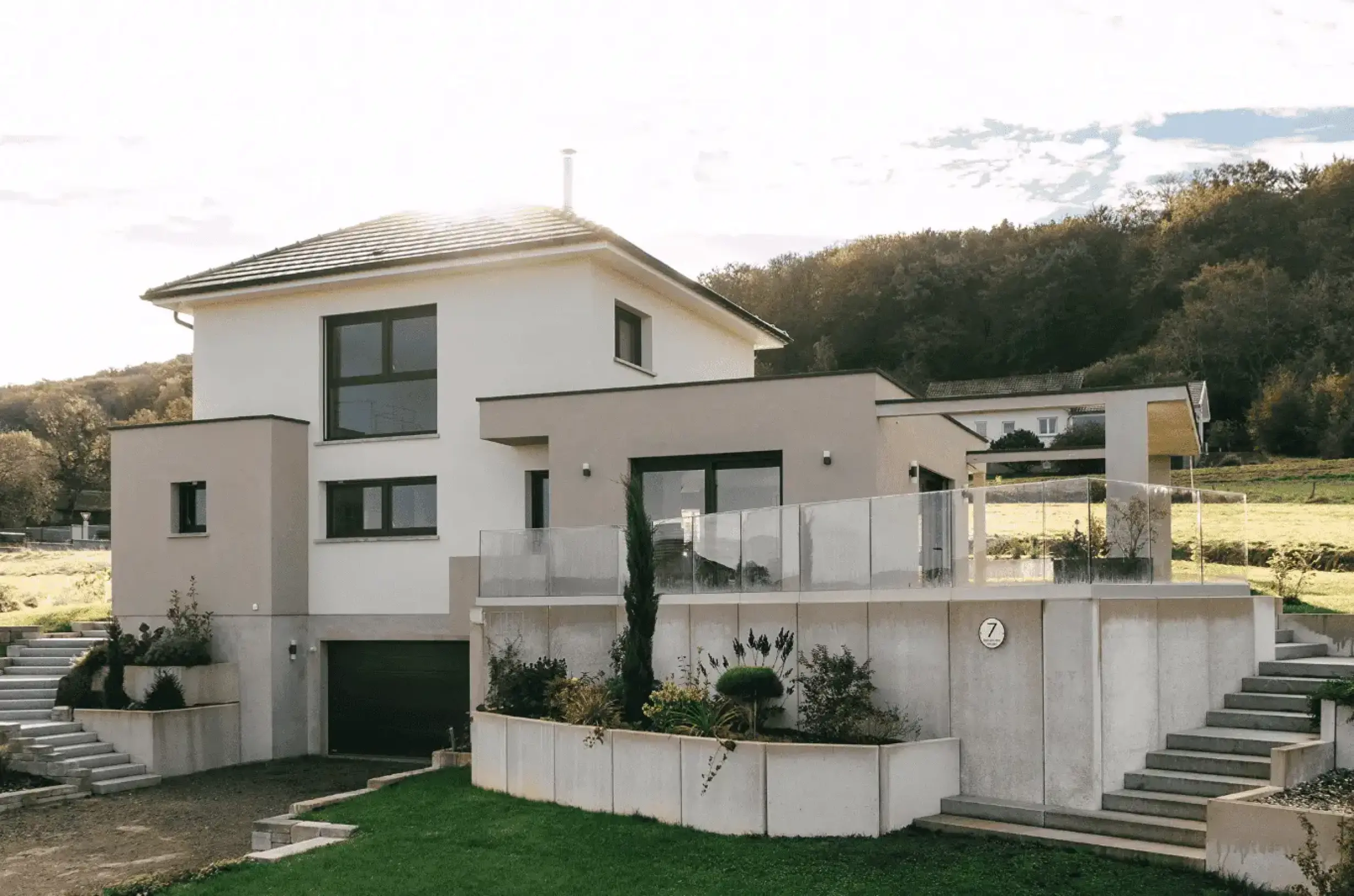 Maison d’architecte à toit plat avec double escalier extérieur et terrasse en hauteur