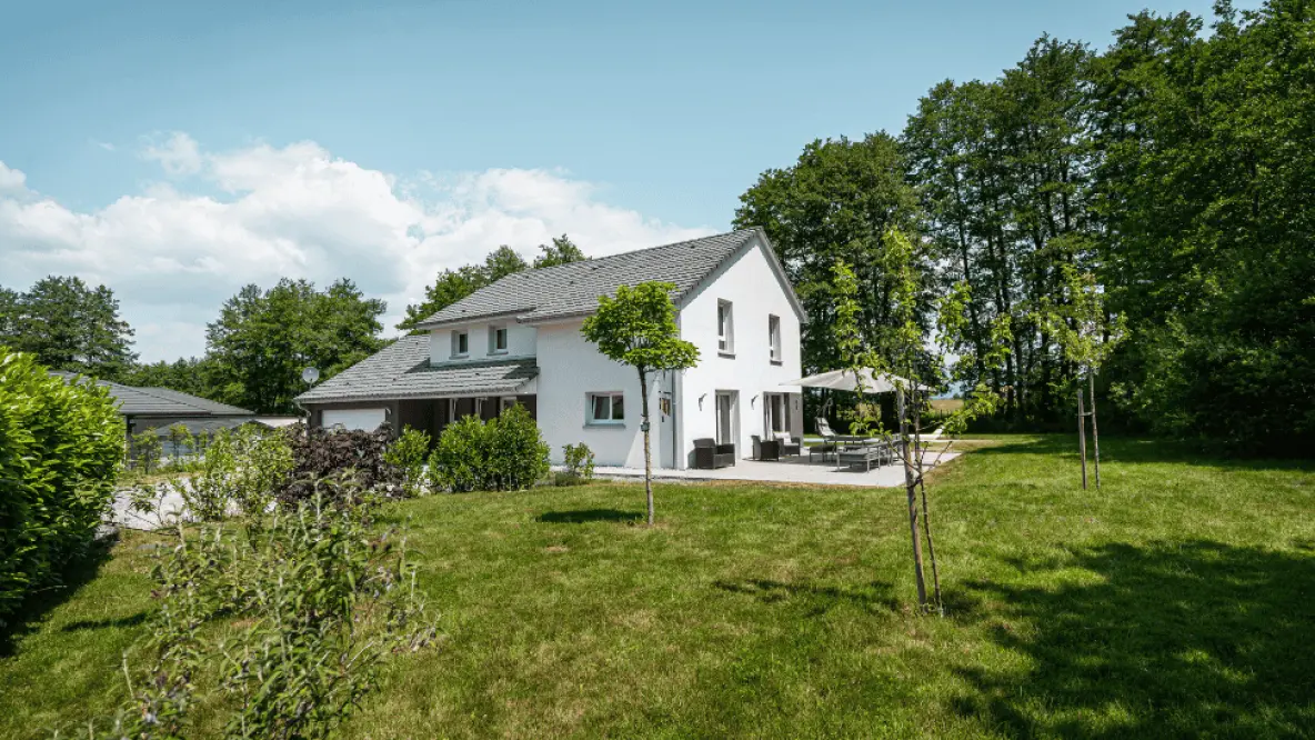 maison moderne avec espace nature